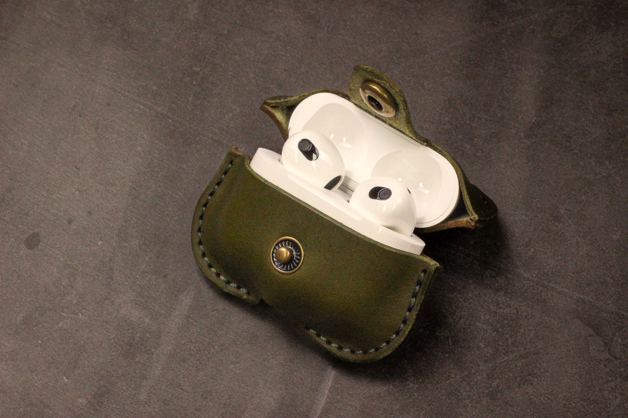 Leather AirPods Case - Olive Green Minerva