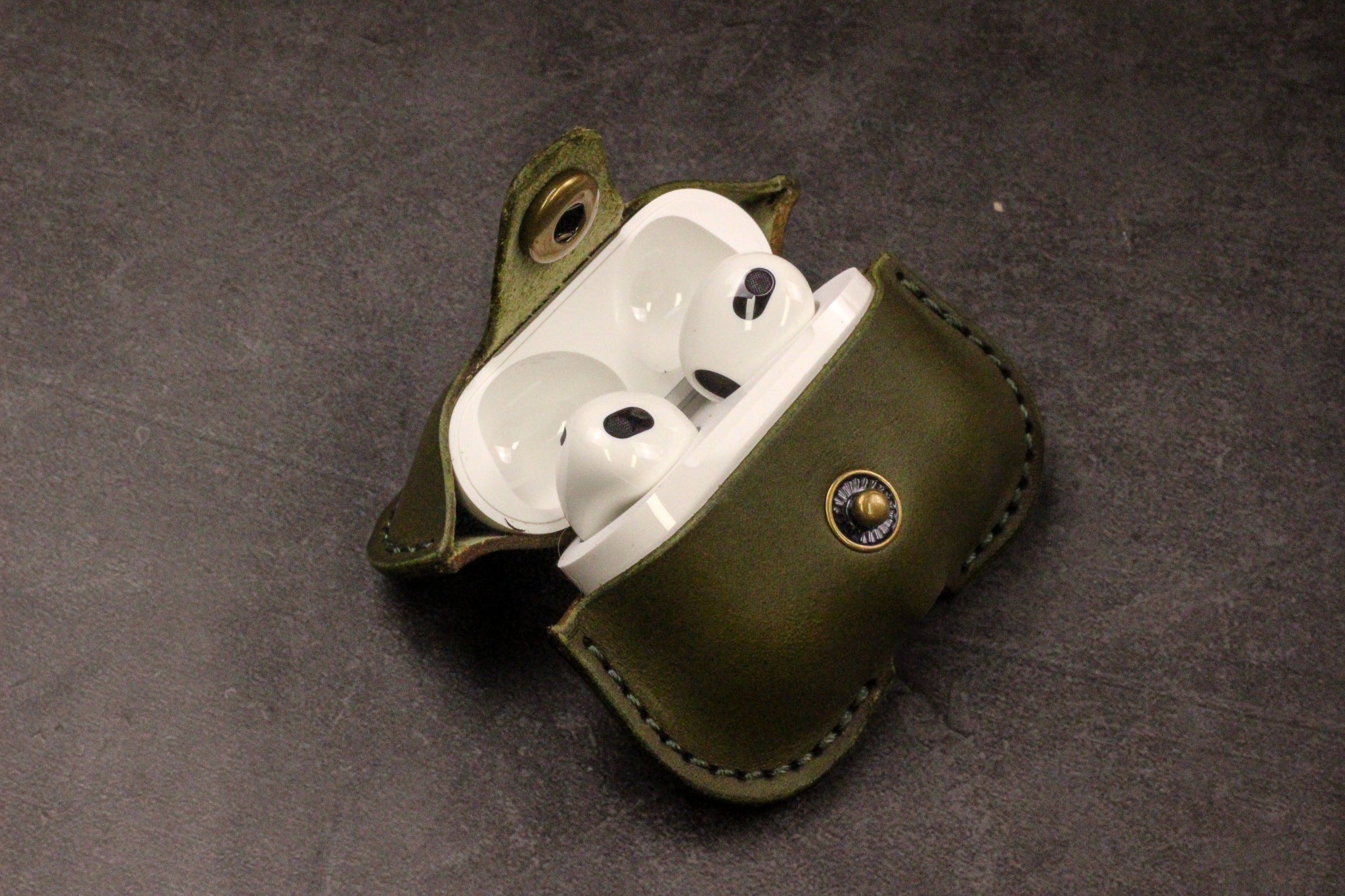 Leather AirPods Case - Olive Green Minerva